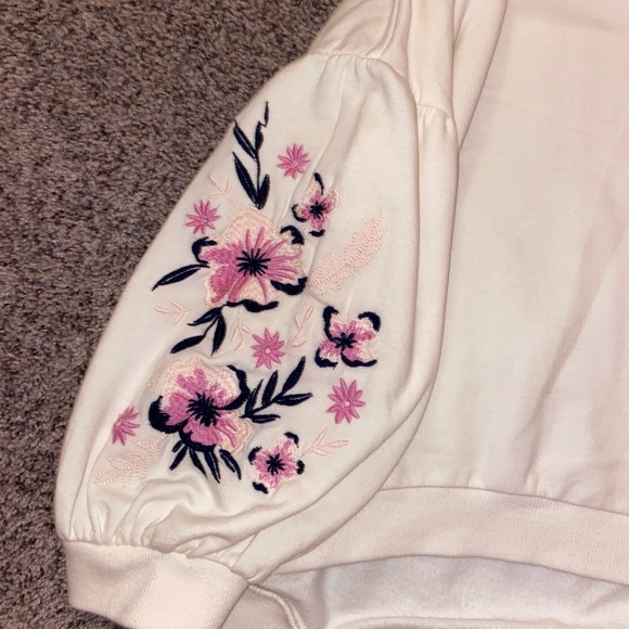 Girls top with floral detail on sleeves - Picture 2 of 2